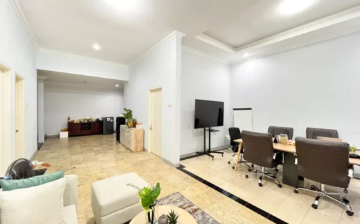 Rumah Semi Furnish Dengan 5 Kamar Tidur Di Puri Sriwedari, Depok