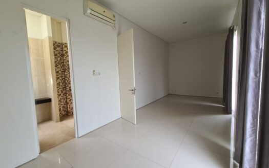 Rumah Royal Residence Surabaya Barat Minimalis View Bagus Langka