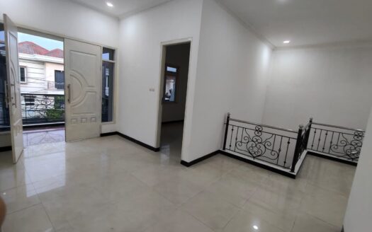 Rumah Sutorejo Selatan Jalan Utama Hanya 300 meter ke Raya Mulyosari