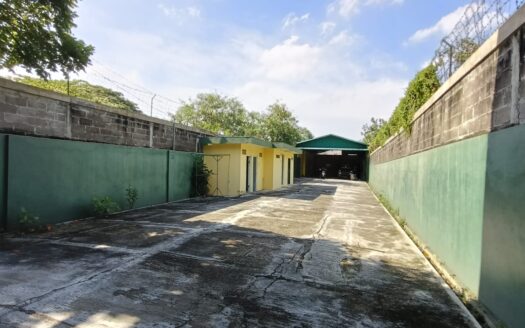 Bangunan Gudang Komersial Area Raya Semolowaru Hanya 100 m ke MERR